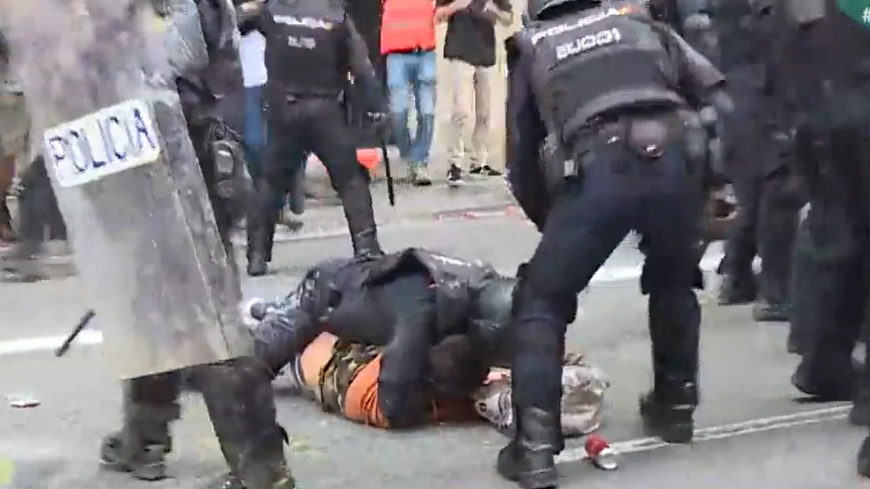 La Policía reduce a un manifestante