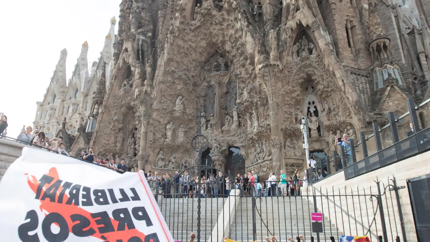 Centenares de personas protagonizan una sentada ante la Sagrada Familia Centenares de personas protagonizan una sentada ante la Sagrada Familia