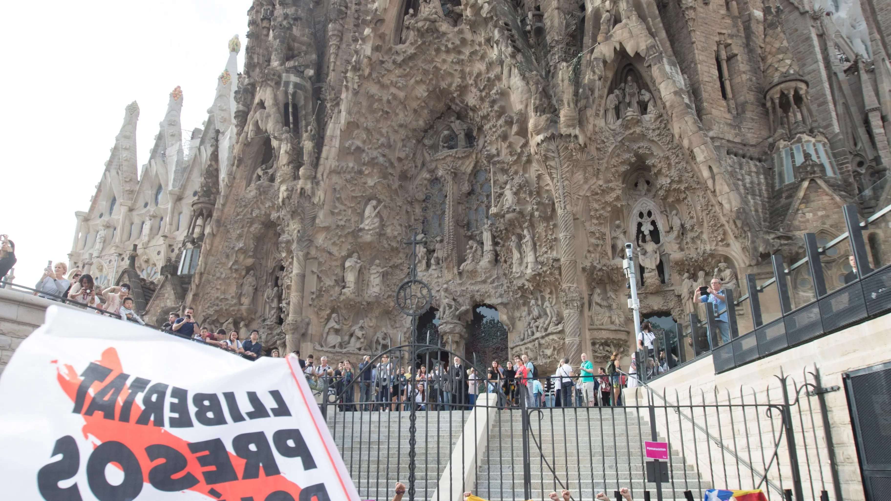 Centenares de personas protagonizan una sentada ante la Sagrada Familia