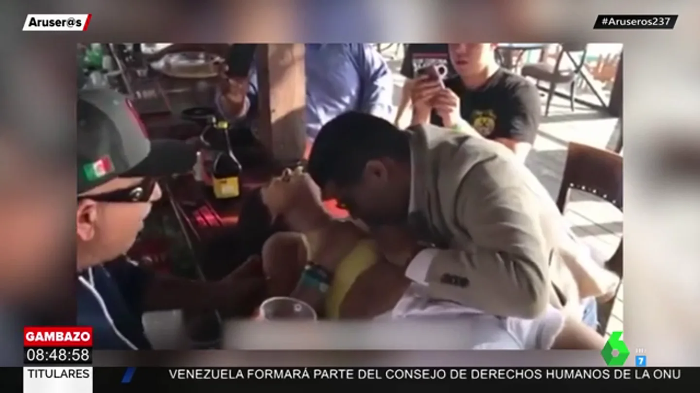 Un político mexicano pierde su cargo al beber tequila sobre el pecho de una mujer y besarla a la fuerza Un político mexicano pierde su cargo al beber tequila sobre el pecho de una mujer y besarla a la fuerza