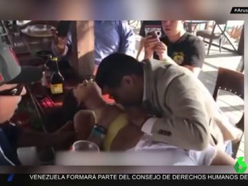 Un político mexicano pierde su cargo al beber tequila sobre el pecho de una mujer y besarla a la fuerza Un político mexicano pierde su cargo al beber tequila sobre el pecho de una mujer y besarla a la fuerza