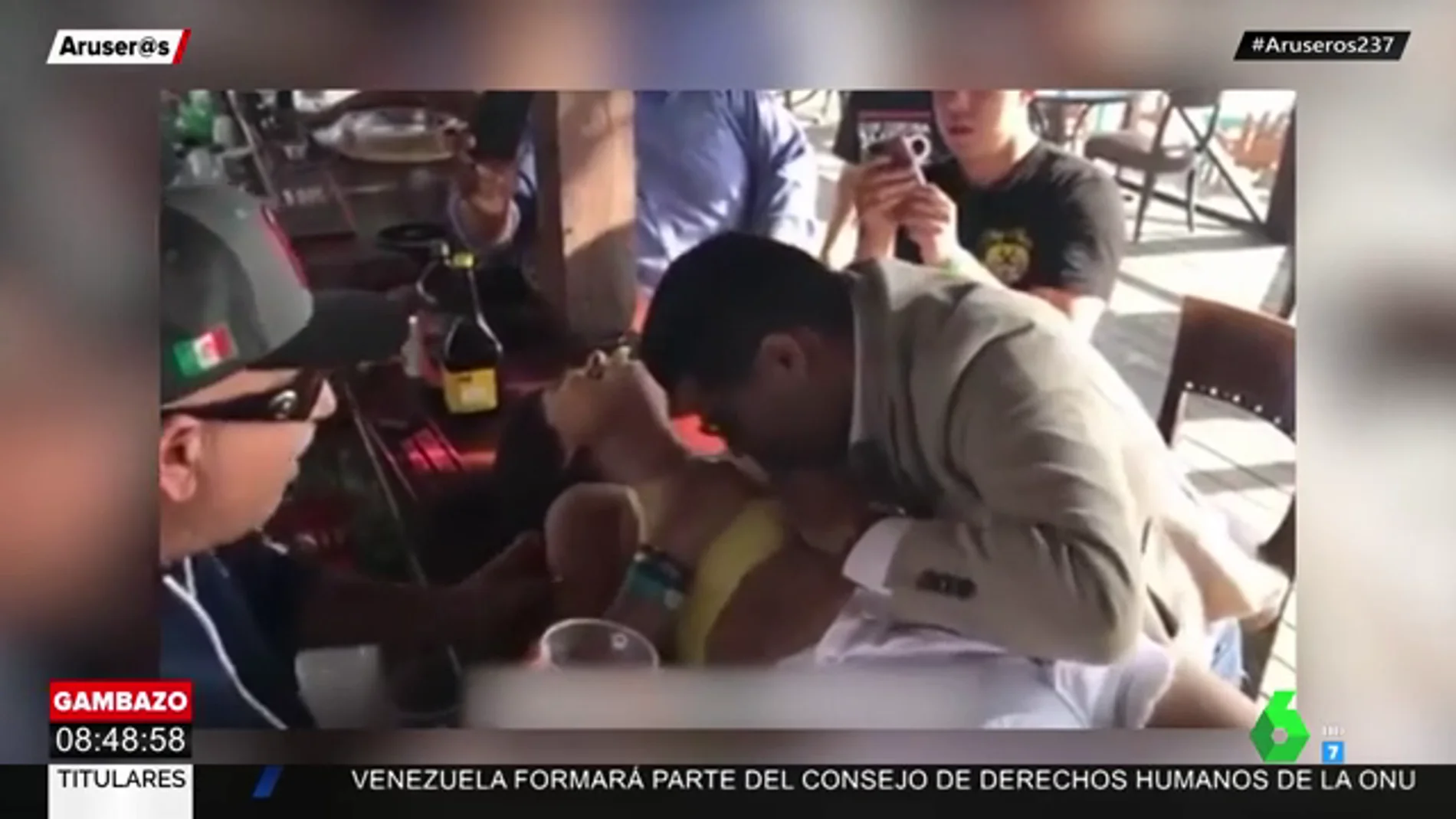 Un político mexicano pierde su cargo al beber tequila sobre el pecho de una mujer y besarla a la fuerza