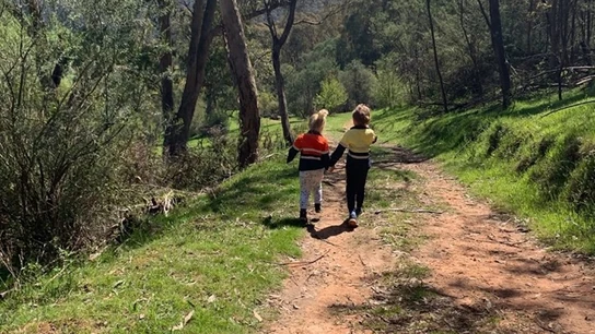 Imagen de los niños paseando por el campo Imagen de los niños paseando por el campo