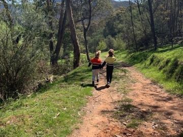 Imagen de los niños paseando por el campo Imagen de los niños paseando por el campo