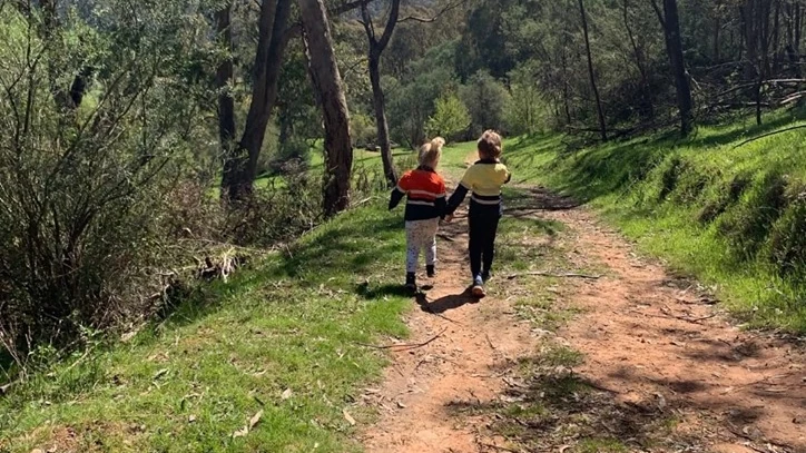 Imagen de los niños paseando por el campo