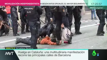 Un agente de la Policía Nacional reduce a un joven en Vía Laietana de Barcelona
