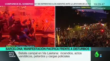 A la izquierda, los disturbios en Vía Laietana. A la derecha, la concentración pacífica en el centro de Barcelona