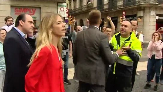 Independentistas insultan y abuchean a Álvarez de Toledo en la Plaza de Sant Jaume y ella les encara Independentistas insultan y abuchean a Álvarez de Toledo en la Plaza de Sant Jaume y ella les encara