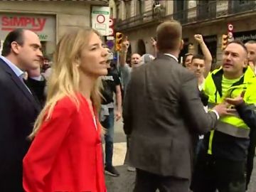 Independentistas insultan y abuchean a Álvarez de Toledo en la Plaza de Sant Jaume y ella les encara Independentistas insultan y abuchean a Álvarez de Toledo en la Plaza de Sant Jaume y ella les encara