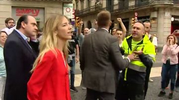Independentistas insultan y abuchean a Álvarez de Toledo en la Plaza de Sant Jaume y ella les encara