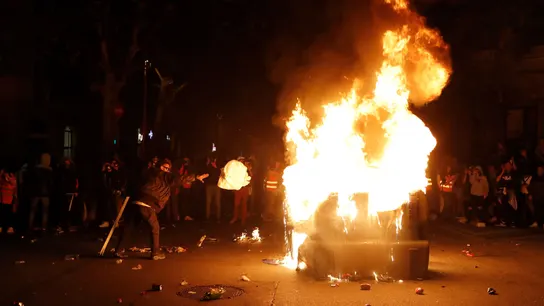 Los manifestantes incendian un contenedor durante los altercados Los manifestantes incendian un contenedor durante los altercados