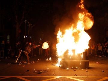 Los manifestantes incendian un contenedor durante los altercados Los manifestantes incendian un contenedor durante los altercados