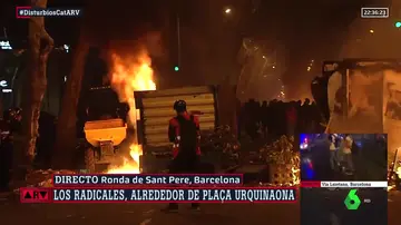 Una máquina excavadora ardiendo en una barricada en la ronda de Sant Pere, en Barcelona