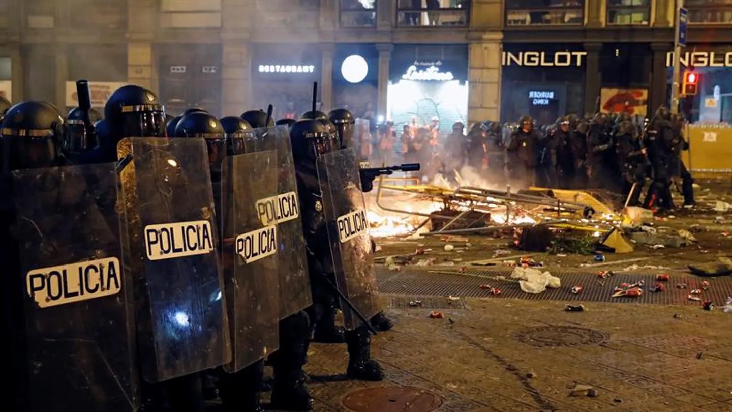 Policías cargan en los disturbios de Barcelona Policías cargan en los disturbios de Barcelona