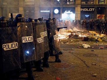 Policías cargan en los disturbios de Barcelona Policías cargan en los disturbios de Barcelona