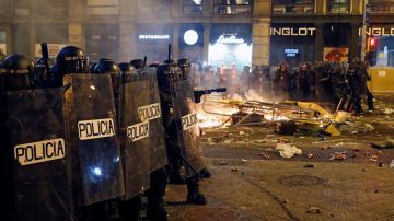 Policías cargan en los disturbios de Barcelona