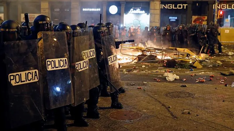 Policías cargan en los disturbios de Barcelona