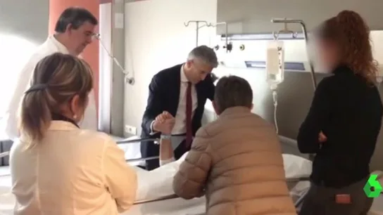 Grande-Marlaska con un agente herido en el hospital Grande-Marlaska con un agente herido en el hospital