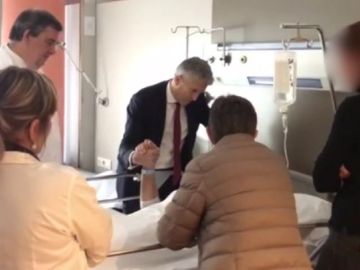 Grande-Marlaska con un agente herido en el hospital Grande-Marlaska con un agente herido en el hospital