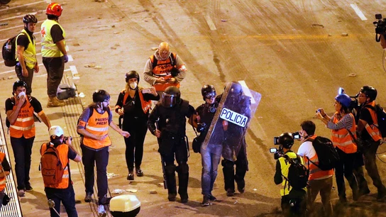 Imagen de la detención del fotoperiodista de El Pais Albert García durante las manifestaciones en Cataluña Imagen de la detención del fotoperiodista de El Pais Albert García durante las manifestaciones en Cataluña