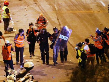 Imagen de la detención del fotoperiodista de El Pais Albert García durante los altercados Imagen de la detención del fotoperiodista de El Pais Albert García durante los altercados