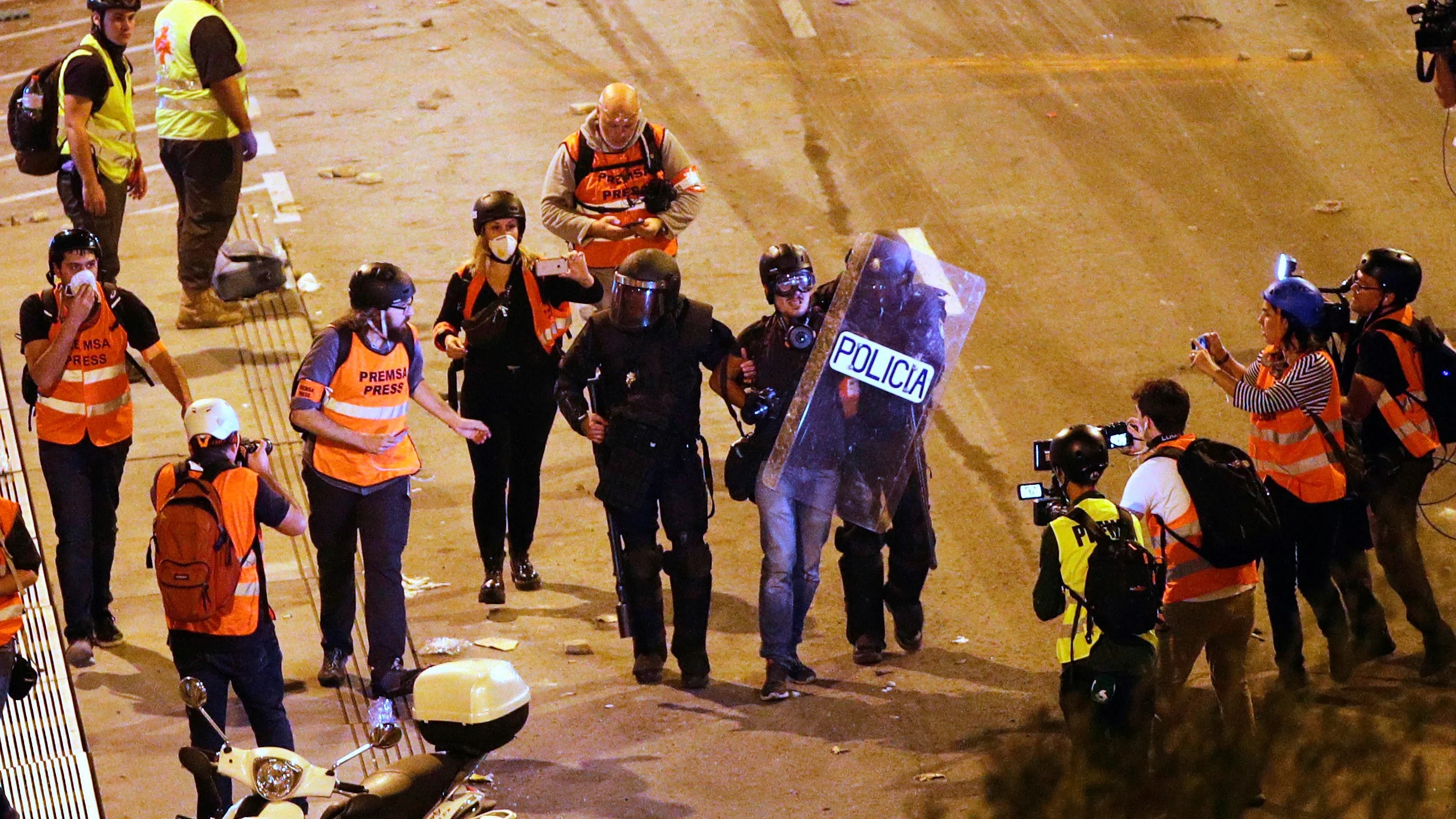 Imagen de la detención del fotoperiodista de El Pais Albert García durante las manifestaciones en Cataluña