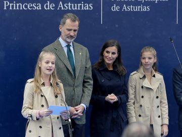 La princesa Leonor y su hermana, la infanta Sofía, con los Reyes en Asturias La princesa Leonor y su hermana, la infanta Sofía, con los Reyes en Asturias