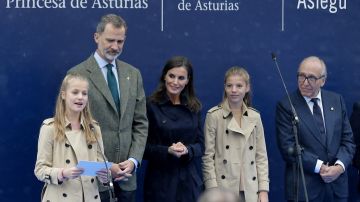 La princesa Leonor y su hermana, la infanta Sofía, con los Reyes en Asturias