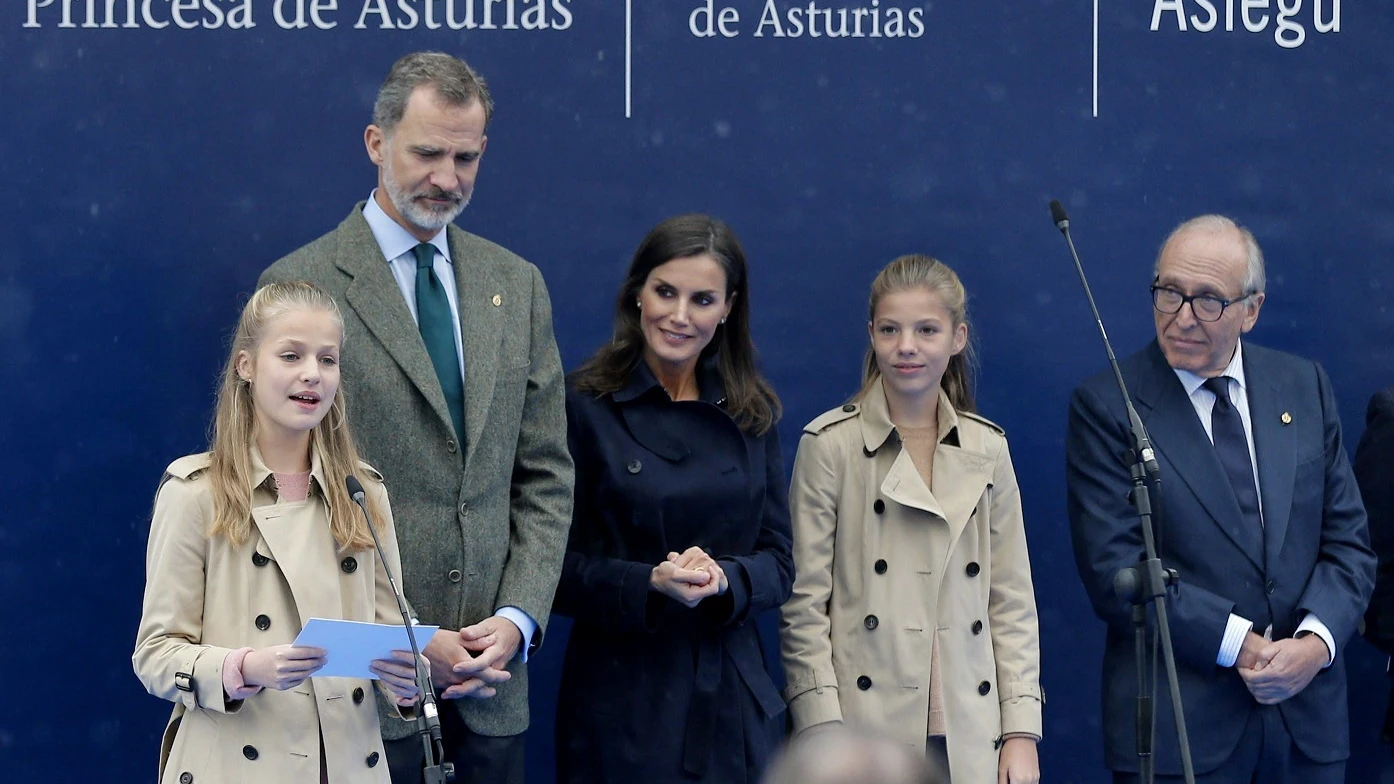 La princesa Leonor y su hermana, la infanta Sofía, con los Reyes en Asturias