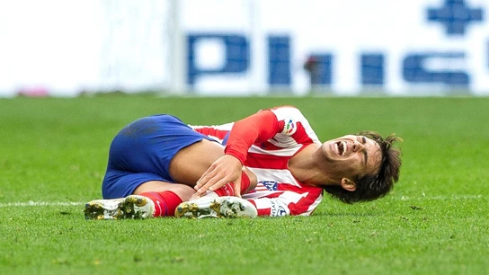 Joao Félix, tendido en el suelo Joao Félix, tendido en el suelo