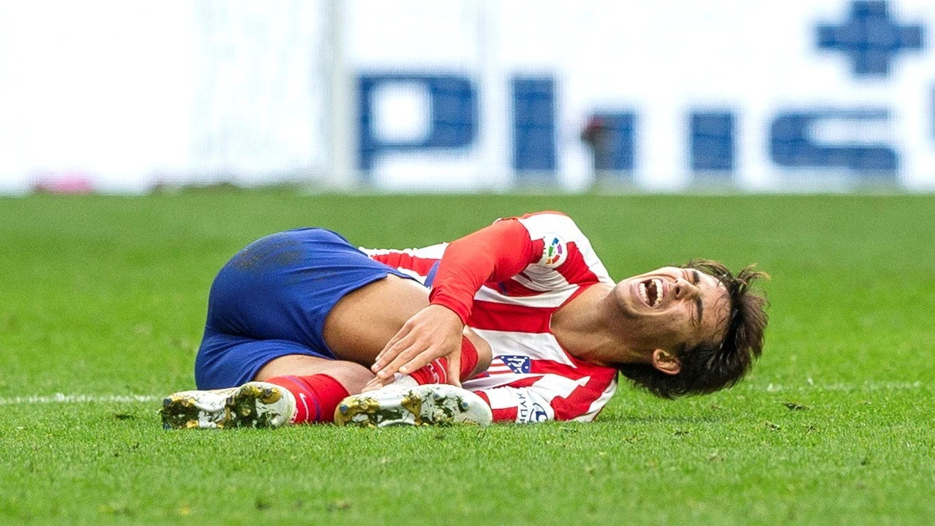 Joao Félix, tendido en el suelo