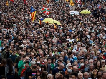 Miles de personas participan en la manifestación convocada en San Sebastián Miles de personas participan en la manifestación convocada en San Sebastián