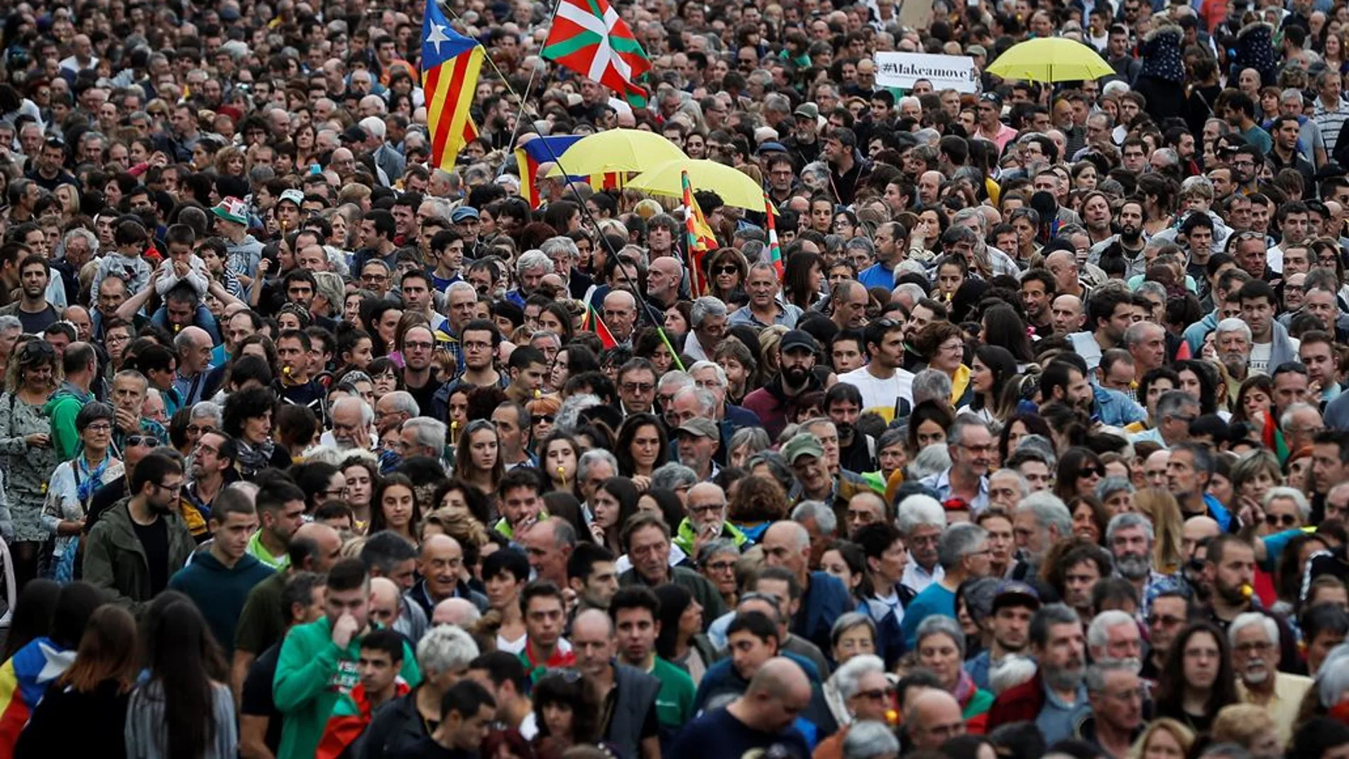 Miles de personas participan en la manifestación convocada en San Sebastián