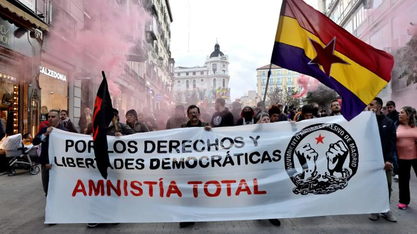 Cientos de manifestantes recorren las calles de Madrid Cientos de manifestantes recorren las calles de Madrid
