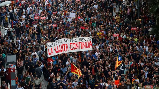 Miles de personas se concentran en la plaza de Urquinaona Miles de personas se concentran en la plaza de Urquinaona