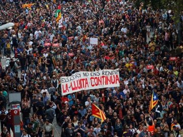 Miles de personas se concentran en la plaza de Urquinaona Miles de personas se concentran en la plaza de Urquinaona