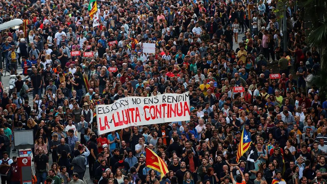 Miles de personas se concentran en la plaza de Urquinaona 