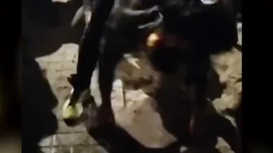 Manfestantes radicales arrancan adoquines Manfestantes radicales arrancan adoquines