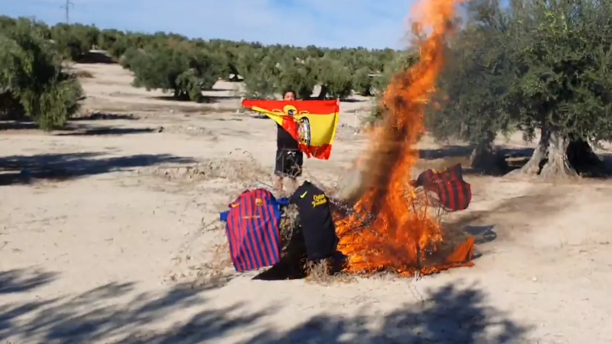 El hombre con la bandera franquista