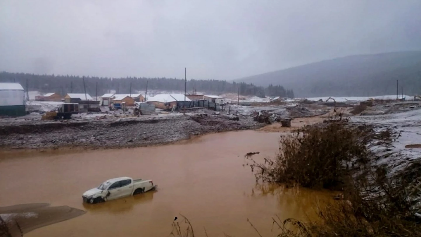 Derrumbe de una presa en Siberia Derrumbe de una presa en Siberia