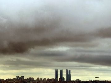 Elecciones generales 2019: Imagen del cielo nublado en Madrid Elecciones generales 2019: Imagen del cielo nublado en Madrid