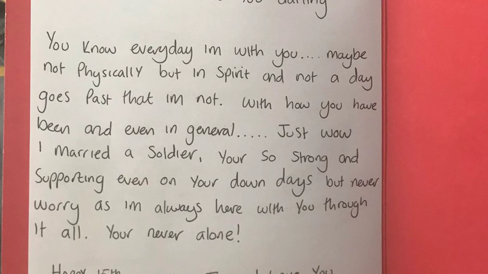 Sorprende a su madre escribiendo una tarjeta de aniversario como si fuera  su padre fallecido