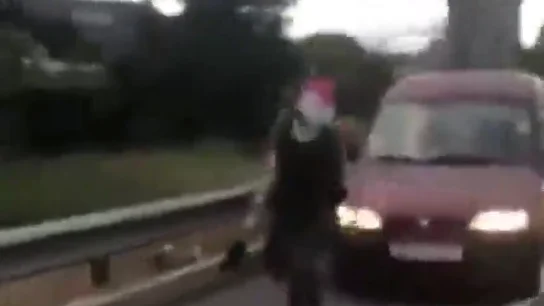 Las impactantes imágenes del atropello a dos personas en una concentración de los CDR en Argentona, Barcelona Las impactantes imágenes del atropello a dos personas en una concentración de los CDR en Argentona, Barcelona