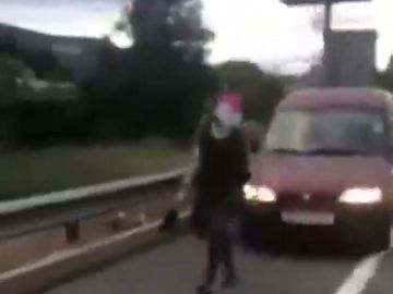 Las impactantes imágenes del atropello a dos personas en una concentración de los CDR en Argentona, Barcelona Las impactantes imágenes del atropello a dos personas en una concentración de los CDR en Argentona, Barcelona