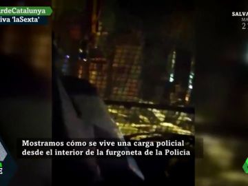 Mostramos en exclusiva cómo se vive una carga policial en Cataluña desde el interior de la furgoneta de la Policía Mostramos en exclusiva cómo se vive una carga policial en Cataluña desde el interior de la furgoneta de la Policía