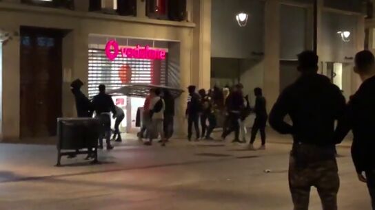 Un grupo de encapuchados saquea una tienda de tel&eacute;fonos tras las manifestaciones independentistas en Barcelona