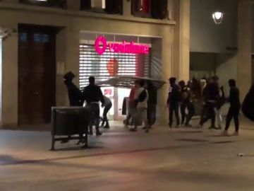Un grupo de encapuchados saquea una tienda de teléfonos tras las manifestaciones independentistas en Barcelona Un grupo de encapuchados saquea una tienda de teléfonos tras las manifestaciones independentistas en Barcelona