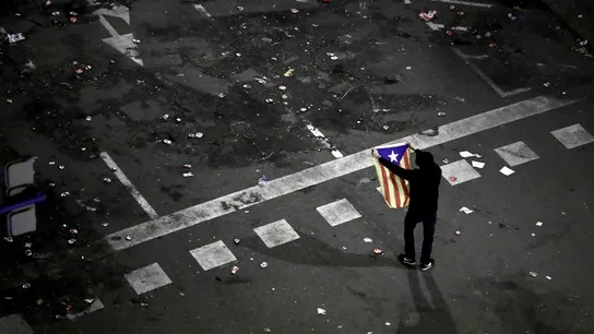 Un manifestante en las inmediaciones de la plaza de Urquinaona Un manifestante en las inmediaciones de la plaza de Urquinaona