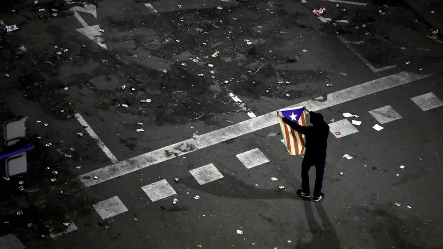 Un manifestante en las inmediaciones de la plaza de Urquinaona Un manifestante en las inmediaciones de la plaza de Urquinaona