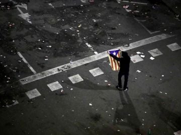 Un manifestante en las inmediaciones de la plaza de Urquinaona Un manifestante en las inmediaciones de la plaza de Urquinaona